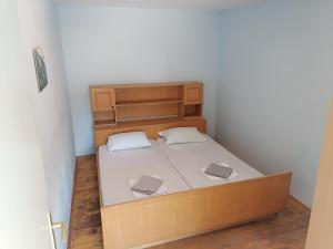 1 dormitorio pequeño con 1 cama en una habitación en Kuća za odmor-Kanjon Krupe, en Golubić