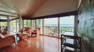 Posezení v ubytování Beachfront penthouse with panoramic ocean view