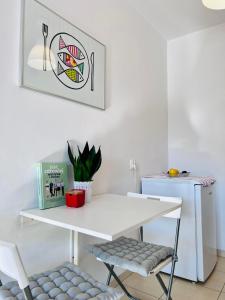 Castle View Apartment في مالبورك: طاولة بيضاء وكرسي مع كتاب وطاولة