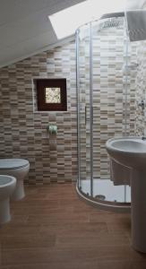 ペスココスタンツォにあるGarnì B&B La Rua-Pescocostanzoのバスルーム(シャワー、トイレ、シンク付)