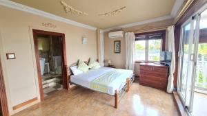 Rúm í herbergi á Beachfront penthouse with panoramic ocean view