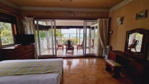 Postel nebo postele na pokoji v ubytování Beachfront penthouse with panoramic ocean view + 8 fotografií