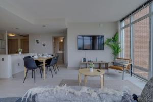 Khu vực ghế ngồi tại Wonderful 2BR Apartment at Crystal City