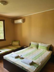 Un dormitorio con dos camas y una ventana. en Holiday Home Maarata, en Krushuna