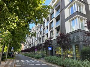 an empty street in front of a building at Apartament Nadmorski Hampton in Kołobrzeg