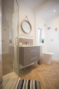 O baie la Lovely 3-Bedroom Apartment with Stunning Sea Views +21 fotografii