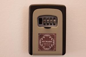telefon komórkowy jest przymocowany do ściany w obiekcie My Rooms Manacor Centre by My Rooms Hotels w Manacorze