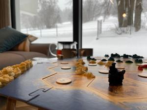 stół z grą planszową w obiekcie Apartament blisko kolejki na Skrzyczne w Szczyrku