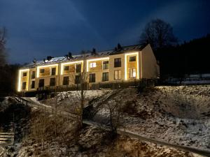 budynek z oświetleniem w śniegu w obiekcie Apartament blisko kolejki na Skrzyczne w Szczyrku