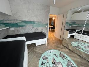 mały pokój z łóżkiem i lustrem w obiekcie Apartament blisko kolejki na Skrzyczne w Szczyrku