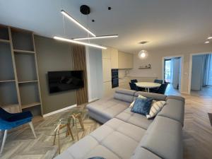 salon z kanapą i jadalnią w obiekcie Apartament blisko kolejki na Skrzyczne w Szczyrku