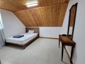 ナムヘにあるNamhae German Village Johannesの木製の天井が特徴のベッドルーム1室(ベッド1台付)