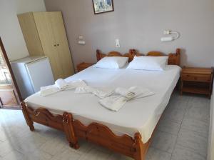 1 dormitorio con 1 cama con toallas en Fountas Studios, en Parga