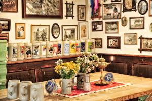 una mesa con un montón de fotos en la pared en Fischerwirt am See en Achenkirch