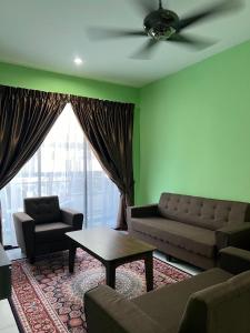 sala de estar con sofá y mesa en FAIZ HOMESTAY, en Kuching