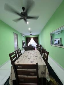 comedor con mesa y ventilador de techo en FAIZ HOMESTAY, en Kuching