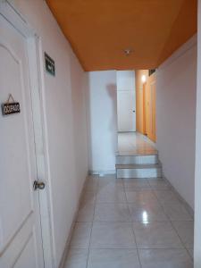een lege hal met een deur en een tegelvloer bij HOTEL CASA XION in Neiva