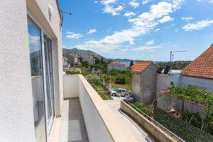 Aussicht vom Balkon eines Hauses in der Unterkunft Holiday House Sea La Vie in Mlini