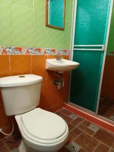 een badkamer met een toilet en een wastafel bij HOTEL CASA XION in Neiva