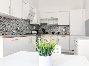 Η κουζίνα ή μικρή κουζίνα στο Commodious 2BR Apt. Near AKH-Perfect for Groups