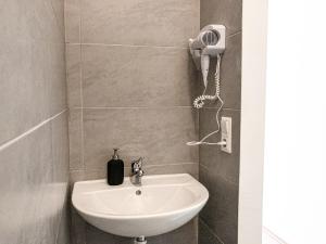 Ένα μπάνιο στο Commodious 2BR Apt. Near AKH-Perfect for Groups