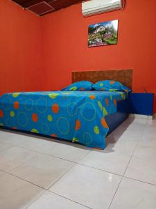Een bed of bedden in een kamer bij HOTEL CASA XION