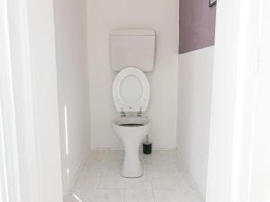 Ένα μπάνιο στο Commodious 2BR Apt. Near AKH-Perfect for Groups