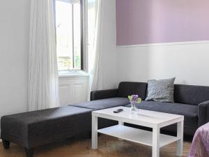 Χώρος καθιστικού στο Commodious 2BR Apt. Near AKH-Perfect for Groups