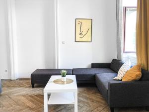 Χώρος καθιστικού στο Commodious 2BR Apt. Near AKH-Perfect for Groups
