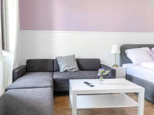 Χώρος καθιστικού στο Commodious 2BR Apt. Near AKH-Perfect for Groups