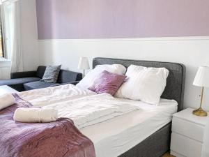 Ένα ή περισσότερα κρεβάτια σε δωμάτιο στο Commodious 2BR Apt. Near AKH-Perfect for Groups