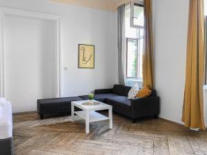 Χώρος καθιστικού στο Commodious 2BR Apt. Near AKH-Perfect for Groups