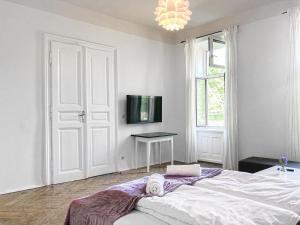 TV a/nebo společenská místnost v ubytování Commodious 2BR Apt. Near AKH-Perfect for Groups