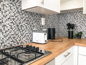 Η κουζίνα ή μικρή κουζίνα στο Commodious 2BR Apt. Near AKH-Perfect for Groups