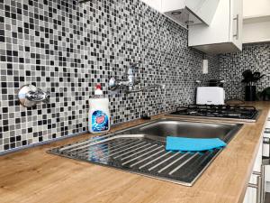 Η κουζίνα ή μικρή κουζίνα στο Commodious 2BR Apt. Near AKH-Perfect for Groups