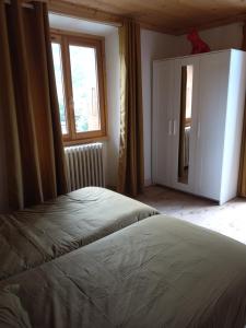 1 dormitorio con cama y ventana en Tres bel appartement dans une maison avec SPA en Séez