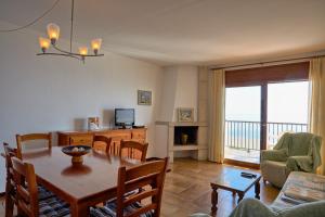 TV a/nebo společenská místnost v ubytování Apartaments Les Dunes