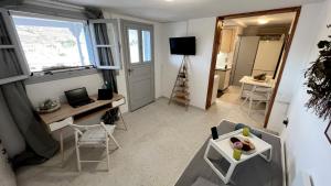 a small living room with a table and chairs at Su Casa KEA in Korissia