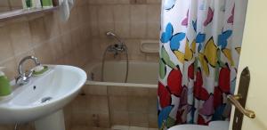 Kúpeľňa v ubytovaní PANOS HOUSE + 12 fotografií