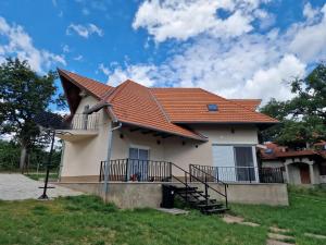 una casa con techo naranja en Forest House Balaton, en Cserszegtomaj