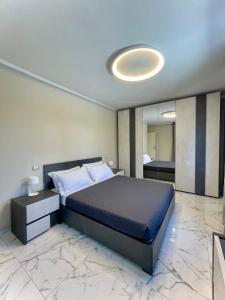 ein Schlafzimmer mit einem großen Bett und einem Spiegel in der Unterkunft Villa Anastasia in Forte dei Marmi