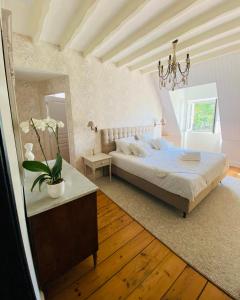 a bedroom with a large bed and a mirror at Château Bois-Martin in Léognan