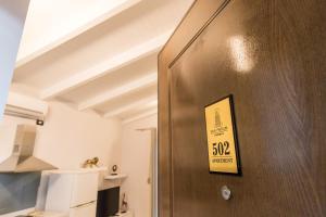 Una puerta en una habitación con un cartel. en Nikaj Premium Apart-Hotel, en Vlorë 60 fotos más