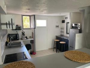 a small kitchen with a sink and a refrigerator at Un duplex pour 4 personne résidence de vacances in Arles