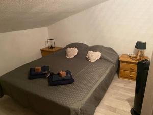 una camera con un letto con due cuscini sopra di Un duplex pour 4 personne résidence de vacances a Arles