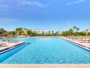 - une piscine avec des chaises dans un complexe dans l'établissement Regency Cabanas h6, à Pensacola Beach