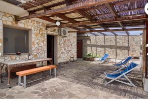 Αίθριο ή υπαίθριος χώρος στο Apartment Nuraghe, barrierefrei, auf Olivenhain