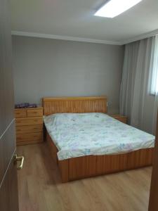 - une chambre avec un lit, une commode et une fenêtre dans l'établissement Джал Артис, à Bishkek