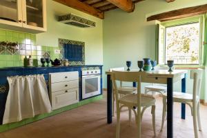 Kuchyň nebo kuchyňský kout v ubytování Il casale dei nonni