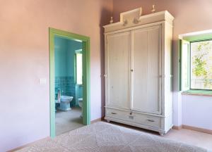 a bathroom with a white cabinet and a toilet at Il casale dei nonni in Grottazzolina